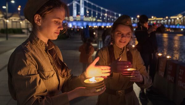 Участники патриотической акции Линия памяти зажигают свечи на Крымской набережной вдоль Москвы-реки в память о погибших в Великой Отечественной войне Участники патриотической акции Линия памяти зажигают свечи на Крымской набережной вдоль Москвы-реки в память о погибших в Великой Отечественной войне
