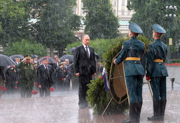 Президент РФ Владимир Путин принимает участие в церемонии возложения венков к Могиле Неизвестного Солдата в Александровском саду в День памяти и скорби Президент РФ Владимир Путин принимает участие в церемонии возложения венков к Могиле Неизвестного Солдата в Александровском саду в День памяти и скорби