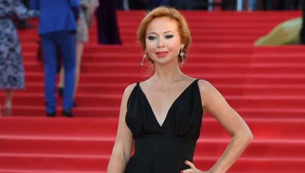 Актриса Елена Захарова на церемонии открытия 39-го Московского международного кинофестиваля в Москве Актриса Елена Захарова на церемонии открытия 39-го Московского международного кинофестиваля в Москве