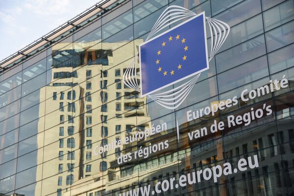 Логотип Евросоюза на здании штаб-квартиры Европейского парламента в Брюсселе Логотип Евросоюза на здании штаб-квартиры Европейского парламента в Брюсселе