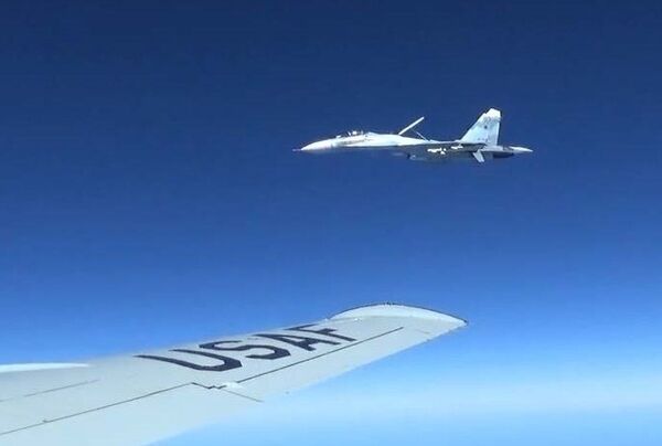 Сближение российского Су-27 с самолетом-разведчиком США RC-135U Сближение российского Су-27 с самолетом-разведчиком США RC-135U