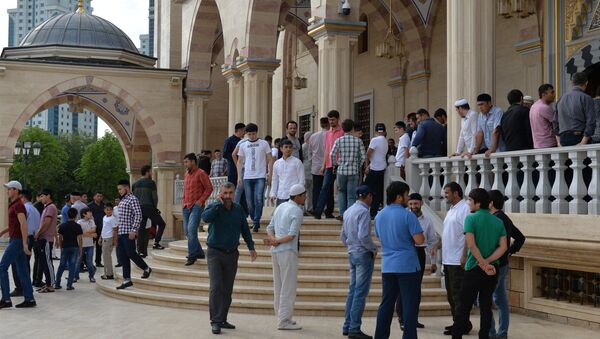 Мусульмане у мечети имени Ахмата Кадырова в Грозном в день праздника Ураза-байрам Мусульмане у мечети имени Ахмата Кадырова в Грозном в день праздника Ураза-байрам
