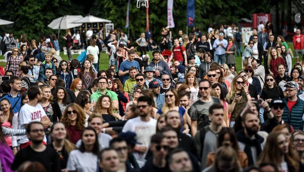 Зрители во время выступления группы Браво на фестивале Bosco Fresh Fest 2017 в московском музее-заповеднике Царицыно Зрители во время выступления группы Браво на фестивале Bosco Fresh Fest 2017 в московском музее-заповеднике Царицыно