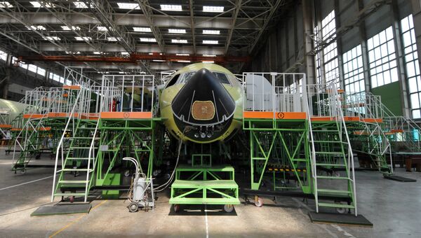 Самолет Ан-148 в цехе сборки Воронежского акционерного самолетостроительного общества Самолет Ан-148 в цехе сборки Воронежского акционерного самолетостроительного общества