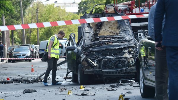 Полиция и сотрудники спецслужб работают на месте взрыва автомобиля в Киеве. 27 июня 2017 Полиция и сотрудники спецслужб работают на месте взрыва автомобиля в Киеве. 27 июня 2017