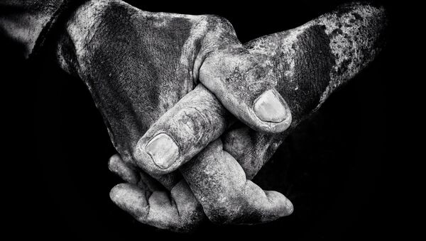 Работа фотографа из Ирландии Branda O Se Dock Worker, занявшая 1-ое место в номинации Фотограф года в iPhone Photography Awards 2017 Работа фотографа из Ирландии Branda O Se Dock Worker, занявшая 1-ое место в номинации Фотограф года в iPhone Photography Awards 2017