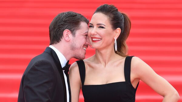 Актриса Екатерина Климова и ее супруг актер Гела Месхи на церемонии закрытия 39-го Московского международного кинофестиваля Актриса Екатерина Климова и ее супруг актер Гела Месхи на церемонии закрытия 39-го Московского международного кинофестиваля