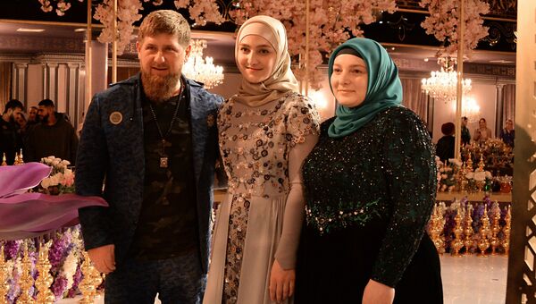 Рамзан, Айшат и Медни Кадыровы на показе коллекции главного дизайнера Дома моды Firdaws Айшат Кадыровой в Грозном Рамзан, Айшат и Медни Кадыровы на показе коллекции главного дизайнера Дома моды Firdaws Айшат Кадыровой в Грозном
