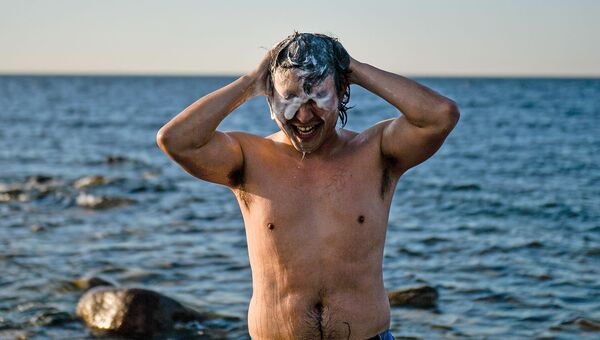 Условия на островах спартанские: водные процедуры иногда приходится принимать прямо в Финском заливе Условия на островах спартанские: водные процедуры иногда приходится принимать прямо в Финском заливе
