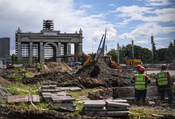 Арка Главного входа во время проведения работ по реконструкции ВДНХ Арка Главного входа во время проведения работ по реконструкции ВДНХ