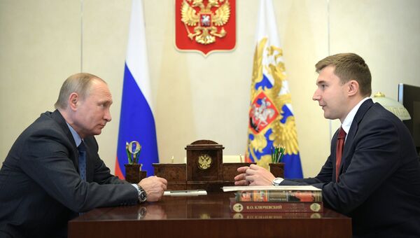Президент РФ Владимир Путин и российский шахматист, гроссмейстер Сергей Карякин во время встречи. 6 июля 2017 Президент РФ Владимир Путин и российский шахматист, гроссмейстер Сергей Карякин во время встречи. 6 июля 2017