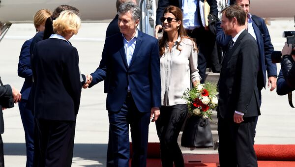 Президент Аргентины Маурисио Макри с супругой в аэропорту Гамбурга Президент Аргентины Маурисио Макри с супругой в аэропорту Гамбурга