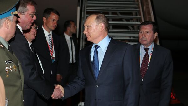 Президент РФ Владимир Путин во время встречи в аэропорту Гамбурга, куда он прибыл для участия в саммите лидеров государств Группы двадцати G20 Президент РФ Владимир Путин во время встречи в аэропорту Гамбурга, куда он прибыл для участия в саммите лидеров государств Группы двадцати G20