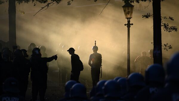 Во время акции протеста в преддверии саммита G20 в Гамбурге Во время акции протеста в преддверии саммита G20 в Гамбурге