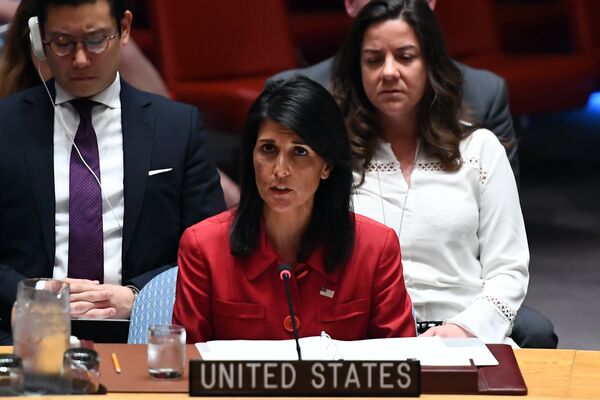 Постпредставитель США при ООН Никки Хейли на заседании Совета Безопасности ООН. 5 июля 2017 Постпредставитель США при ООН Никки Хейли на заседании Совета Безопасности ООН. 5 июля 2017