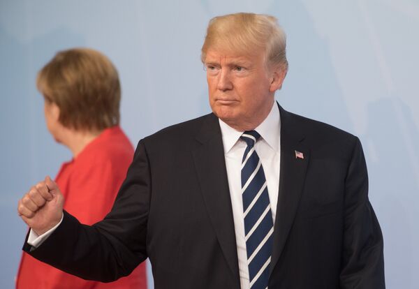 Дональд Трамп на церемонии официальной встречи канцлером Германии Ангелой Меркель глав делегаций государств-участников Группы двадцати G20 в Гамбурге. 7 июля 2017 Дональд Трамп на церемонии официальной встречи канцлером Германии Ангелой Меркель глав делегаций государств-участников Группы двадцати G20 в Гамбурге. 7 июля 2017