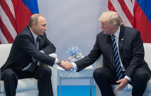 Президент РФ Владимир Путин и президент США Дональд Трамп во время беседы на полях саммита лидеров Группы двадцати G20 в Гамбурге Президент РФ Владимир Путин и президент США Дональд Трамп во время беседы на полях саммита лидеров Группы двадцати G20 в Гамбурге