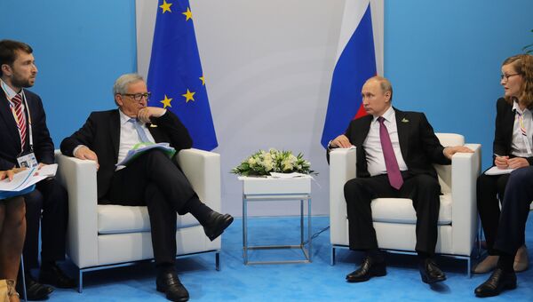Президент РФ Владимир Путин и председатель Европейской комиссии Жан-Клод Юнкер во время беседы на полях саммита лидеров Группы двадцати G20 в Гамбурге. 8 июля 2017 Президент РФ Владимир Путин и председатель Европейской комиссии Жан-Клод Юнкер во время беседы на полях саммита лидеров Группы двадцати G20 в Гамбурге. 8 июля 2017
