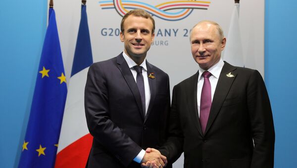 Президент РФ Владимир Путин и президент Франции Эммануэль Макрон во время беседы на полях саммита лидеров Группы двадцати G20 в Гамбурге. 8 июля 2017 Президент РФ Владимир Путин и президент Франции Эммануэль Макрон во время беседы на полях саммита лидеров Группы двадцати G20 в Гамбурге. 8 июля 2017