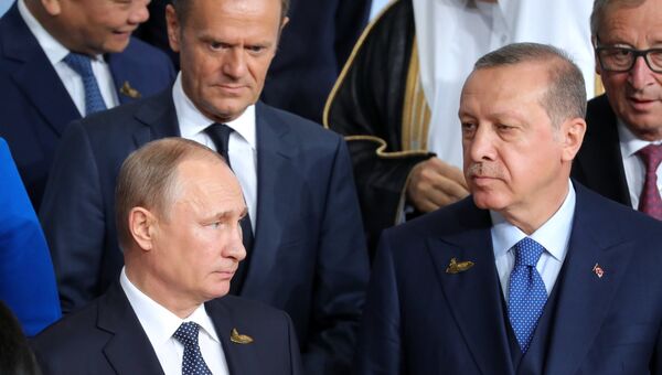 Президент РФ Владимир Путин на церемонии совместного фотографирования глав делегаций государств-участников Группы двадцати G20 в Гамбурге. 7 июля 2017 Президент РФ Владимир Путин на церемонии совместного фотографирования глав делегаций государств-участников Группы двадцати G20 в Гамбурге. 7 июля 2017