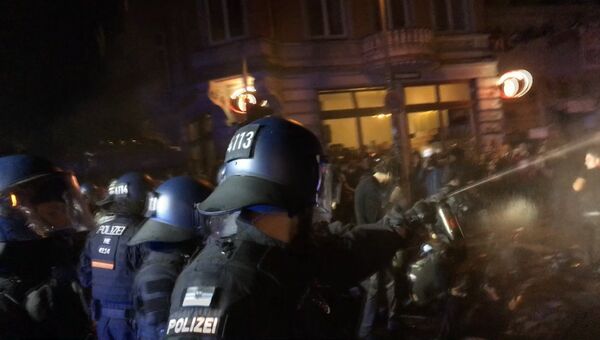 Третья ночь беспорядков в Гамбурге: как полиция разгоняла протестующих Третья ночь беспорядков в Гамбурге: как полиция разгоняла протестующих