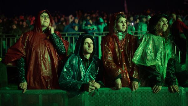 Зрители на музыкальном фестивале Нашествие 2017 в поселке Большое Завидово в Тверской области Зрители на музыкальном фестивале Нашествие 2017 в поселке Большое Завидово в Тверской области