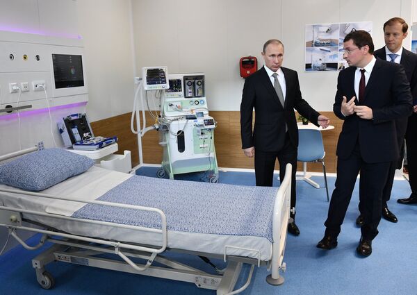 Президент РФ Владимир Путин знакомится с экспозицией 8-ой Международной промышленной выставки Иннопром - 2017. 10 июля 2017 Президент РФ Владимир Путин знакомится с экспозицией 8-ой Международной промышленной выставки Иннопром - 2017. 10 июля 2017