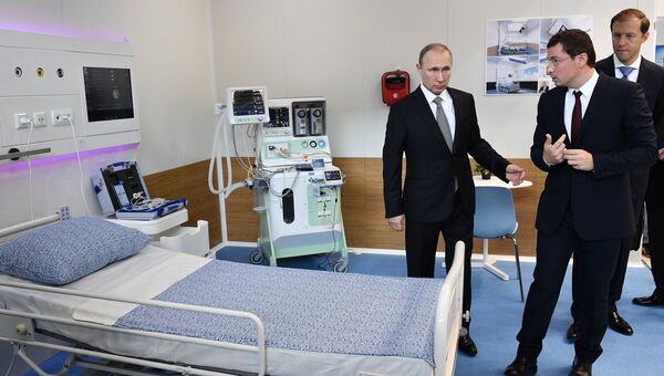 Президент РФ Владимир Путин знакомится с экспозицией 8-ой Международной промышленной выставки Иннопром - 2017. 10 июля 2017 Президент РФ Владимир Путин знакомится с экспозицией 8-ой Международной промышленной выставки Иннопром - 2017. 10 июля 2017