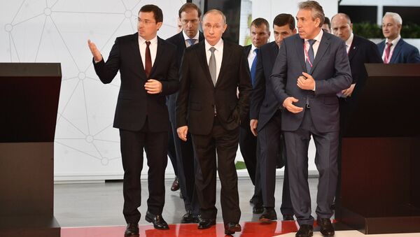 Президент РФ Владимир Путин знакомится с экспозицией 8-ой Международной промышленной выставки Иннопром - 2017. 10 июля 2017 Президент РФ Владимир Путин знакомится с экспозицией 8-ой Международной промышленной выставки Иннопром - 2017. 10 июля 2017