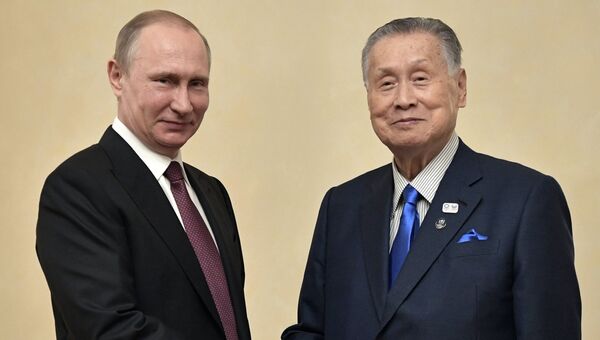 9 июля 2017. Президент РФ Владимир Путин и бывший премьер-министр Японии Ёсиро Мори (справа) во время встречи. 9 июля 2017. Президент РФ Владимир Путин и бывший премьер-министр Японии Ёсиро Мори (справа) во время встречи.