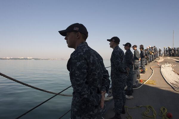 Члены экипажа американского эсминца USS Carney на палубе корабля перед заходом в порт Одессы, Украина. 10 июля 2017 Члены экипажа американского эсминца USS Carney на палубе корабля перед заходом в порт Одессы, Украина. 10 июля 2017