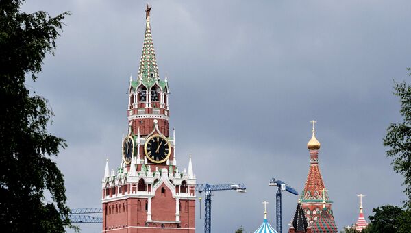 Вид на Спасскую башню Московского Кремля. Архивное фото Вид на Спасскую башню Московского Кремля. Архивное фото