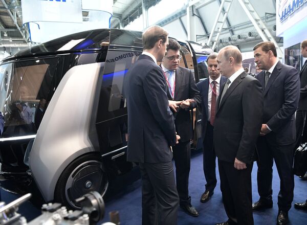 Владимир Путин знакомится с экспозицией 8-й Международной промышленной выставке Иннопром - 2017 Владимир Путин знакомится с экспозицией 8-й Международной промышленной выставке Иннопром - 2017