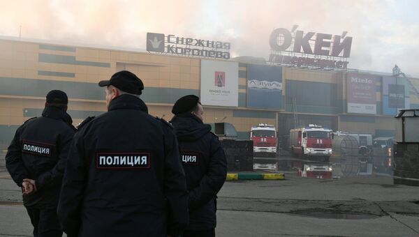 Сотрудники правоохранительных органов во время тушения пожара в здании торгового центра РИО на Дмитровском шоссе в Москве Сотрудники правоохранительных органов во время тушения пожара в здании торгового центра РИО на Дмитровском шоссе в Москве