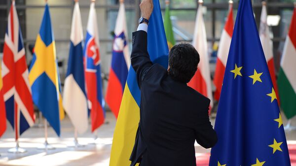Флаги Украины и ЕС во время саммита ЕС в Брюсселе Флаги Украины и ЕС во время саммита ЕС в Брюсселе
