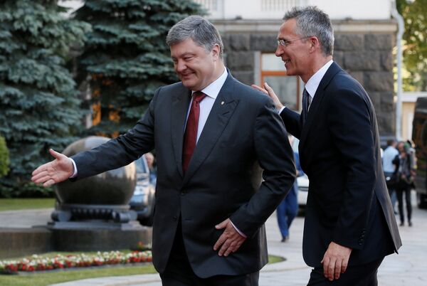 Генсек НАТО Йенс Столтенберг и президент Украины Петр Порошенко во время прогулки в Киеве. 10 июля 2017 Генсек НАТО Йенс Столтенберг и президент Украины Петр Порошенко во время прогулки в Киеве. 10 июля 2017