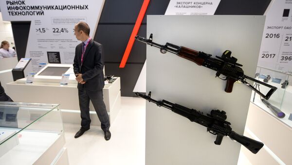 Автоматы на стенде концерна Калашников на 8-й Международной промышленной выставке Иннопром - 2017 в международном выставочном центре Екатеринбург-ЭКСПО Автоматы на стенде концерна Калашников на 8-й Международной промышленной выставке Иннопром - 2017 в международном выставочном центре Екатеринбург-ЭКСПО