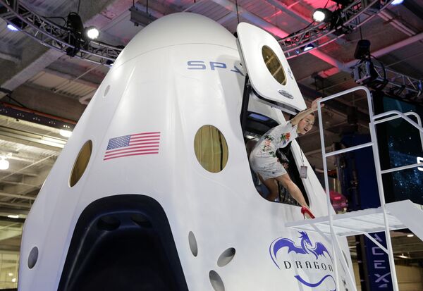 Кабина космического корабля SpaceX Dragon V2 в штаб-квартире SpaceX в Хоторне, штат Калифорния Кабина космического корабля SpaceX Dragon V2 в штаб-квартире SpaceX в Хоторне, штат Калифорния
