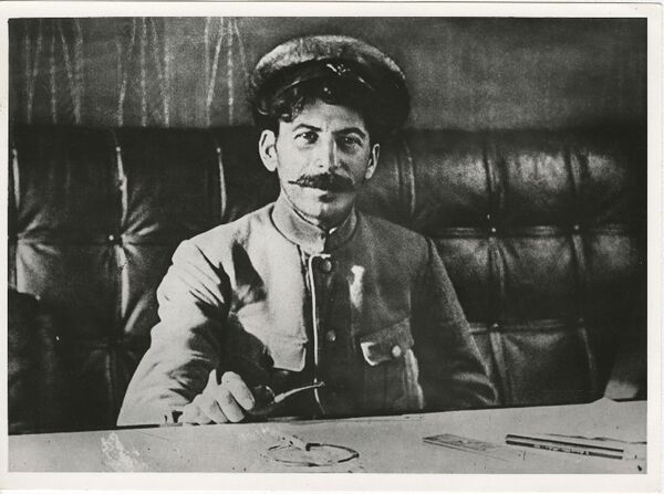 Иосиф Сталин. 1918 год Иосиф Сталин. 1918 год