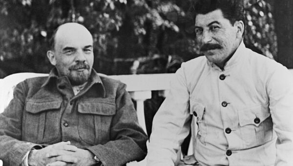 Владимир Ильич Ленин и Иосиф Виссарионович Сталин (справа) в Горках. 1922 год Владимир Ильич Ленин и Иосиф Виссарионович Сталин (справа) в Горках. 1922 год