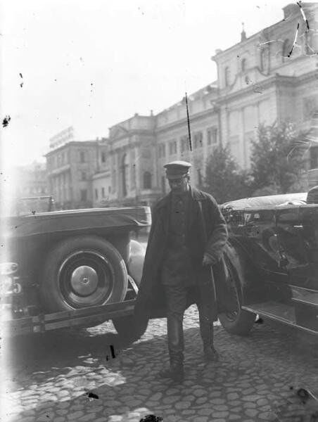 Иосиф Сталин – делегат V съезда Советов у Большого театра. 1918 год Иосиф Сталин – делегат V съезда Советов у Большого театра. 1918 год