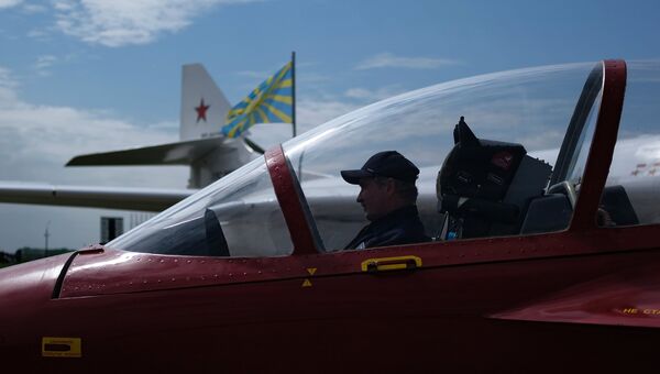 Участник в кабине спортивно-пилотажного реактивного самолета СР-10 на Международном авиационно-космическом салоне МАКС-2017 в Жуковском Участник в кабине спортивно-пилотажного реактивного самолета СР-10 на Международном авиационно-космическом салоне МАКС-2017 в Жуковском