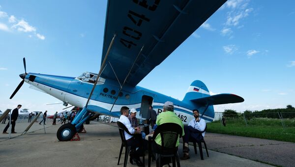 Посетители у самолета ТР-301 на Международном авиационно-космическом салоне МАКС-2017 в Жуковском Посетители у самолета ТР-301 на Международном авиационно-космическом салоне МАКС-2017 в Жуковском