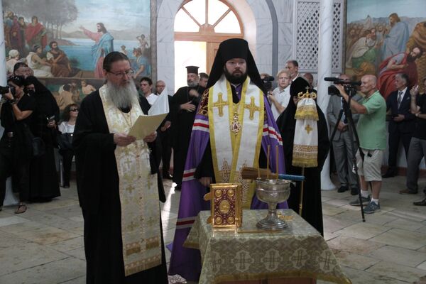 Молебен перед началом церемонии открытия Сергиевского подворья в Иерусалиме Молебен перед началом церемонии открытия Сергиевского подворья в Иерусалиме