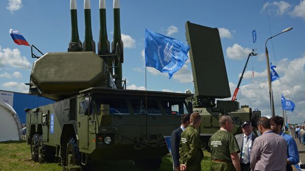 Посетители у самоходной огневой установки 9А317Э из состава зенитного ракетного комплекса Бук-М2Э на Международном авиационно-космическом салоне МАКС-2017 в Жуковском. 19 июля 2017 Посетители у самоходной огневой установки 9А317Э из состава зенитного ракетного комплекса Бук-М2Э на Международном авиационно-космическом салоне МАКС-2017 в Жуковском. 19 июля 2017