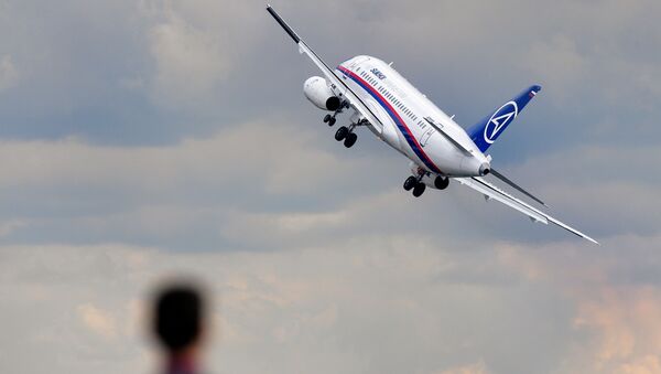 Самолет Sukhoi Superjet 100 во время демонстрационных полетов. Архивное фото Самолет Sukhoi Superjet 100 во время демонстрационных полетов. Архивное фото