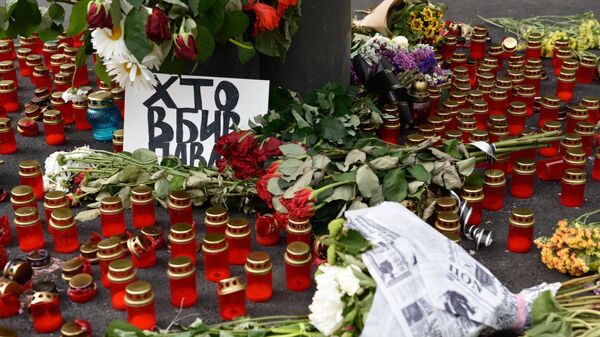 Цветы и свечи во время акции памяти Павла Шеремета в Киеве. 20 июля 2017 Цветы и свечи во время акции памяти Павла Шеремета в Киеве. 20 июля 2017