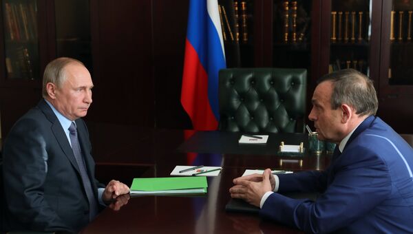 20 июля 2017. Президент РФ Владимир Путин и временно исполняющий обязанности главы Республики Марий Эл Александр Евстифеев во время встречи 20 июля 2017. Президент РФ Владимир Путин и временно исполняющий обязанности главы Республики Марий Эл Александр Евстифеев во время встречи