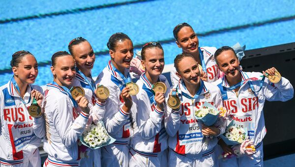 Сборная России по синхронному плаванию после победы в произвольной программе на чемпионате мира по водным видам спорта в Будапеште Сборная России по синхронному плаванию после победы в произвольной программе на чемпионате мира по водным видам спорта в Будапеште