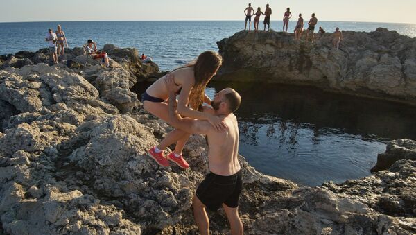 Отдыхающие у природного бассейна Чаша любви на мысе Тарханкут в Крыму Отдыхающие у природного бассейна Чаша любви на мысе Тарханкут в Крыму